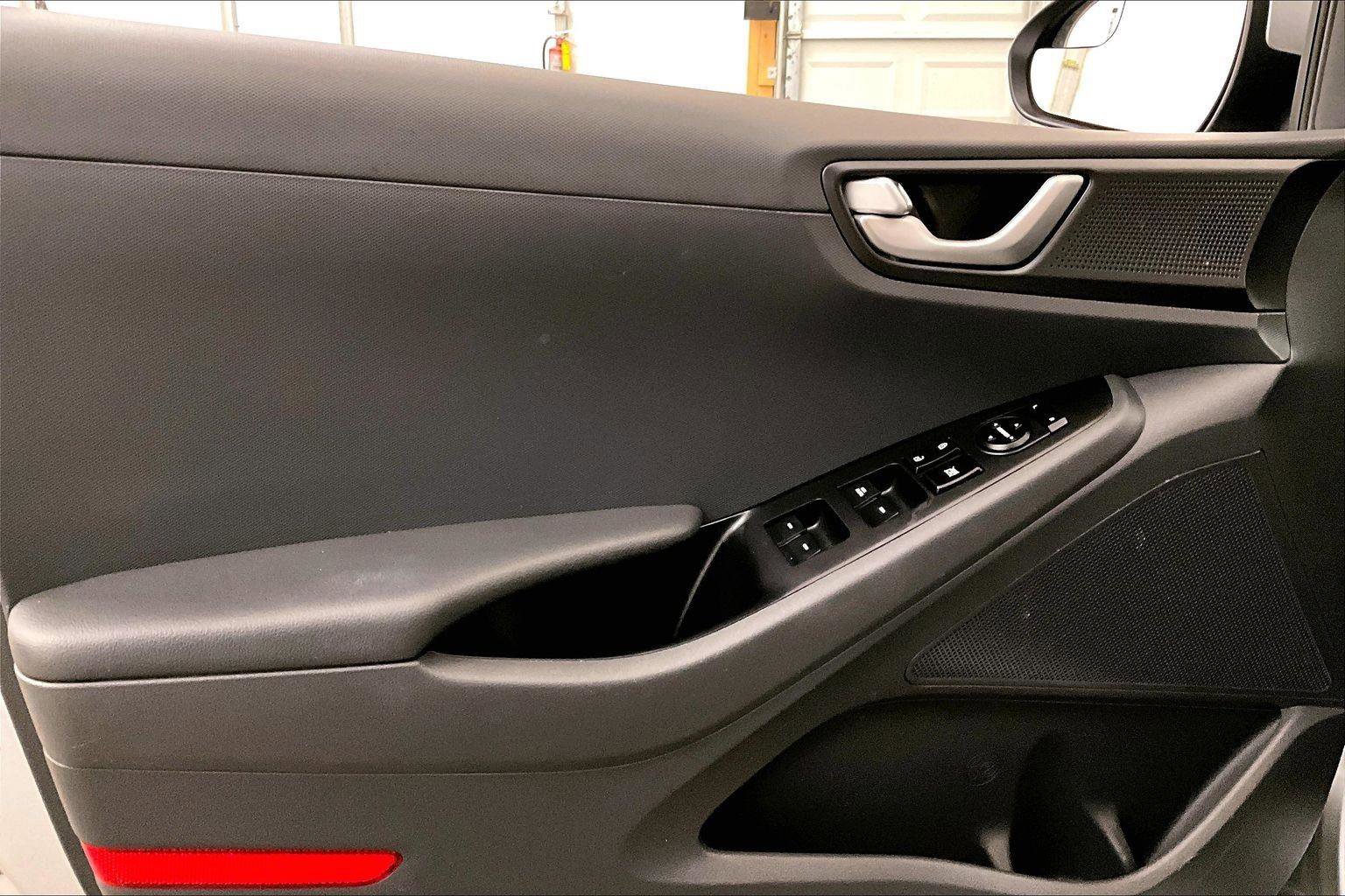 Used 2019 Hyundai Ioniq Plug-In Hybrid image 22