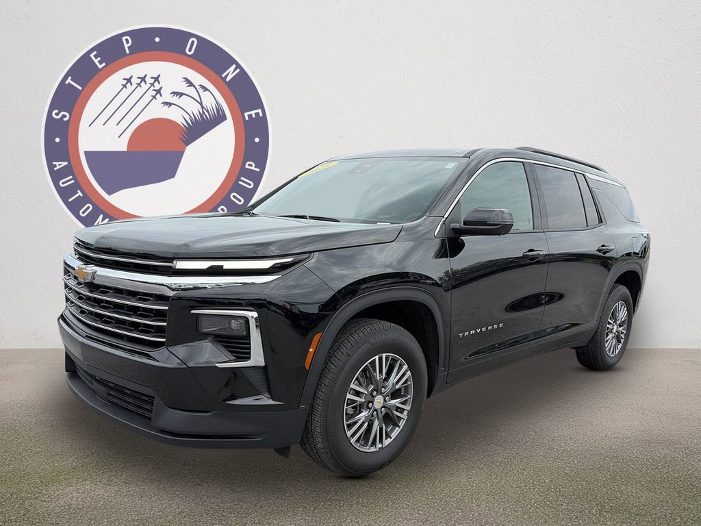 Used 2025 Chevrolet Traverse LT w/ Driver Confidence Package FWD image 2