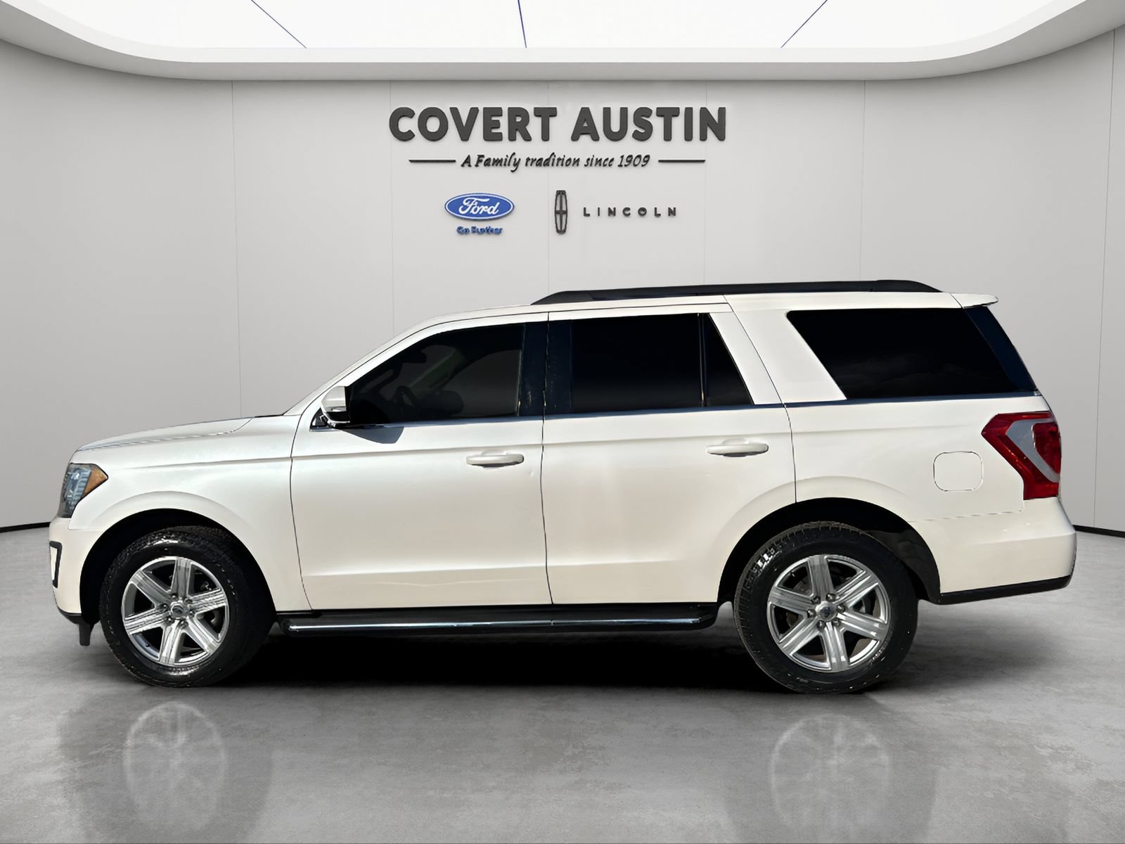 Certified 2018 Ford Expedition XLT w/ Equipment Group 202A RWD image 2
