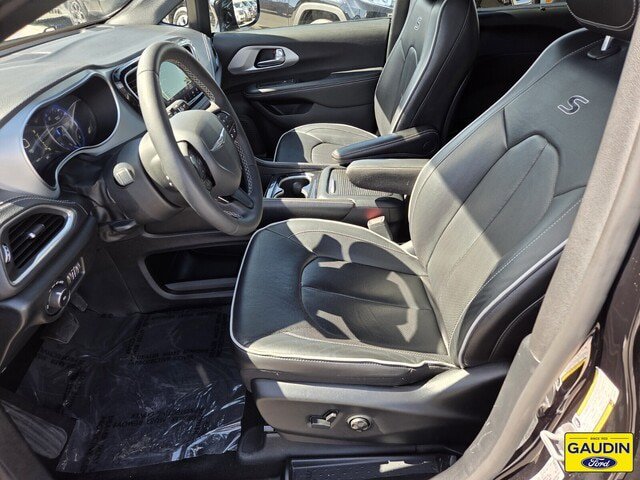 Used 2025 Chrysler Pacifica Limited FWD image 11