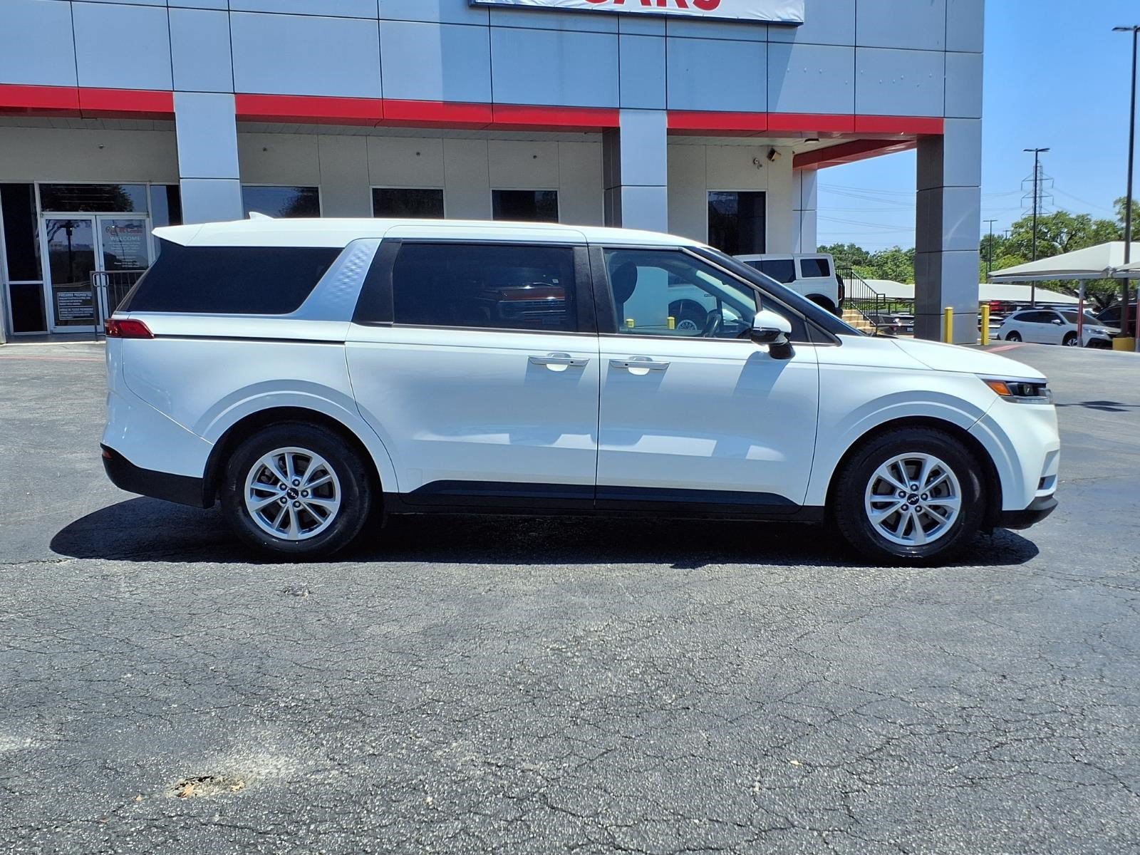 Used 2023 Kia Carnival LX FWD image 5