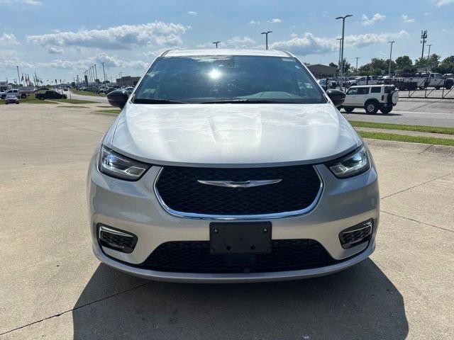 Used 2024 Chrysler Pacifica Limited FWD image 3