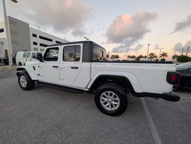 Used 2023 Jeep Gladiator Sport image 2