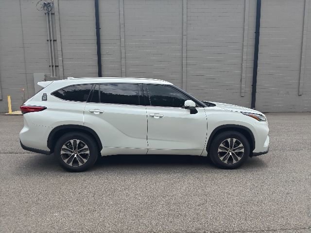 Used 2022 Toyota Highlander XLE FWD image 2