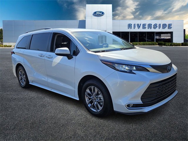 Used 2023 Toyota Sienna XLE image 1