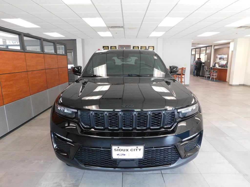 Used 2024 Jeep Grand Cherokee Limited w/ Black Appearance Package AWD/4WD image 2
