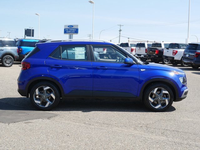 Used 2022 Hyundai Venue SEL FWD image 2