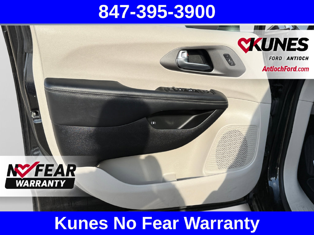 Used 2023 Chrysler Pacifica Touring-L FWD image 21