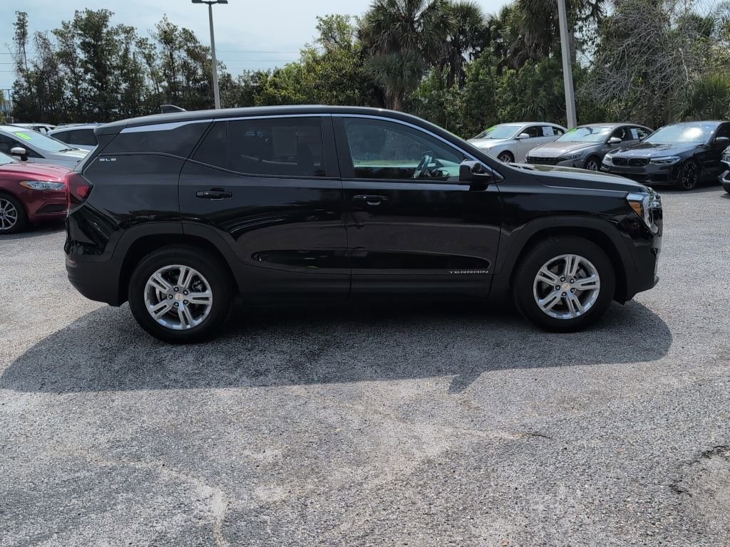 Used 2024 GMC Terrain SLE image 2