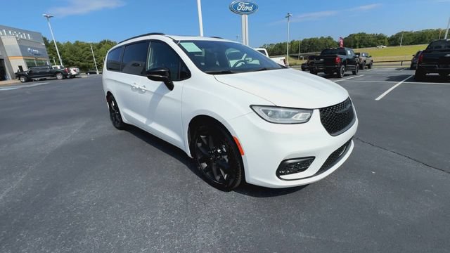 Used 2025 Chrysler Pacifica Limited FWD image 2