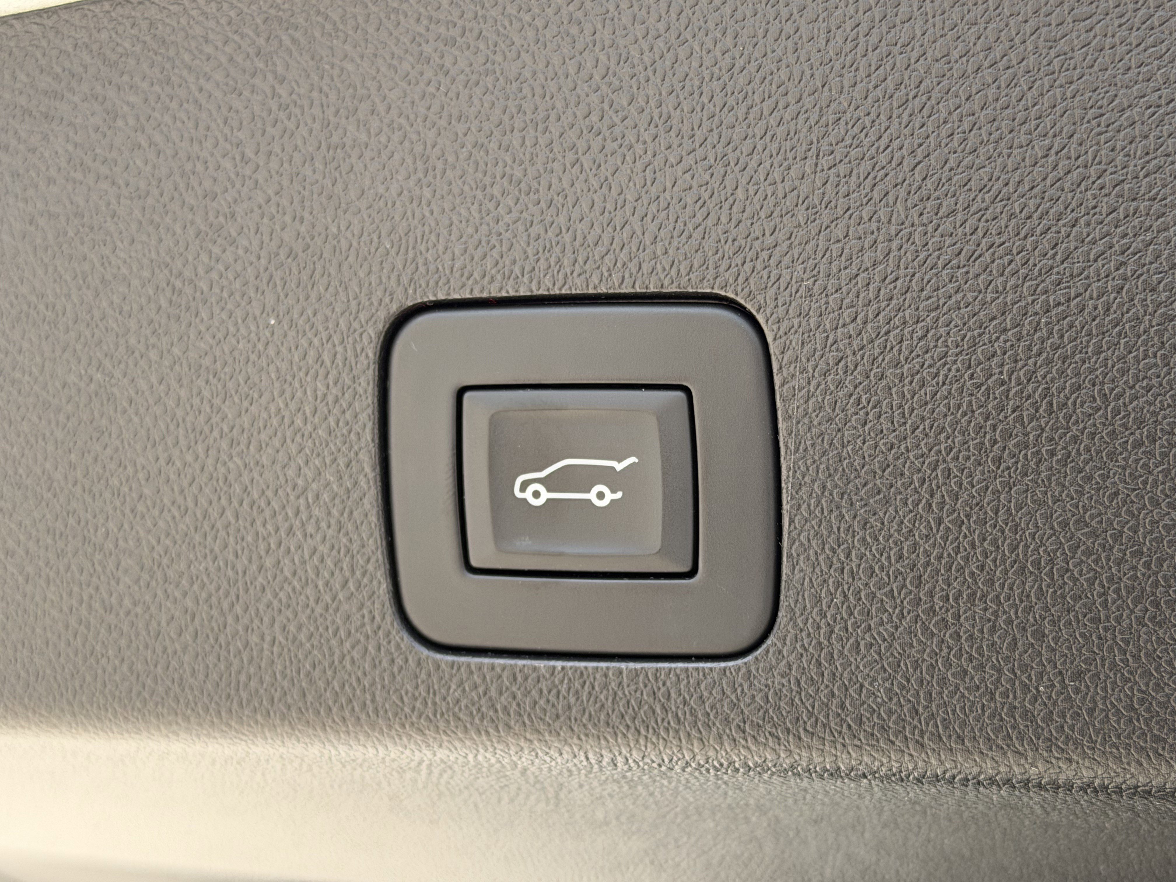 Used 2023 Buick Encore GX Essence w/ Experience Buick Package FWD image 9