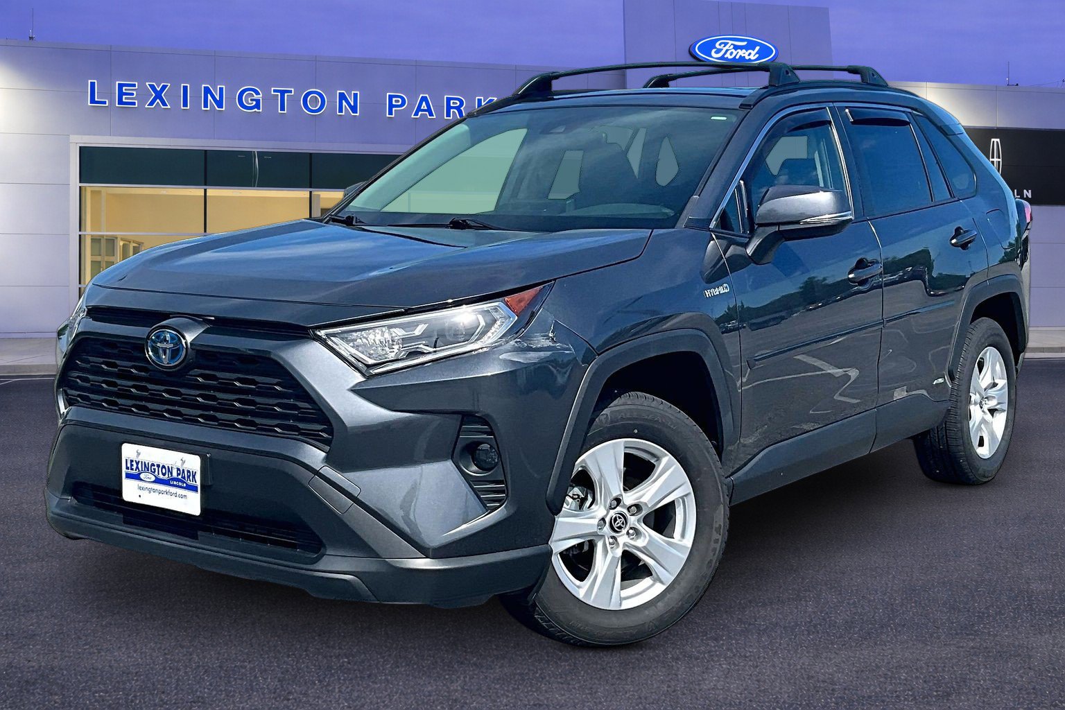 Used 2021 Toyota RAV4 XLE w/ Convenience Package AWD/4WD image 3