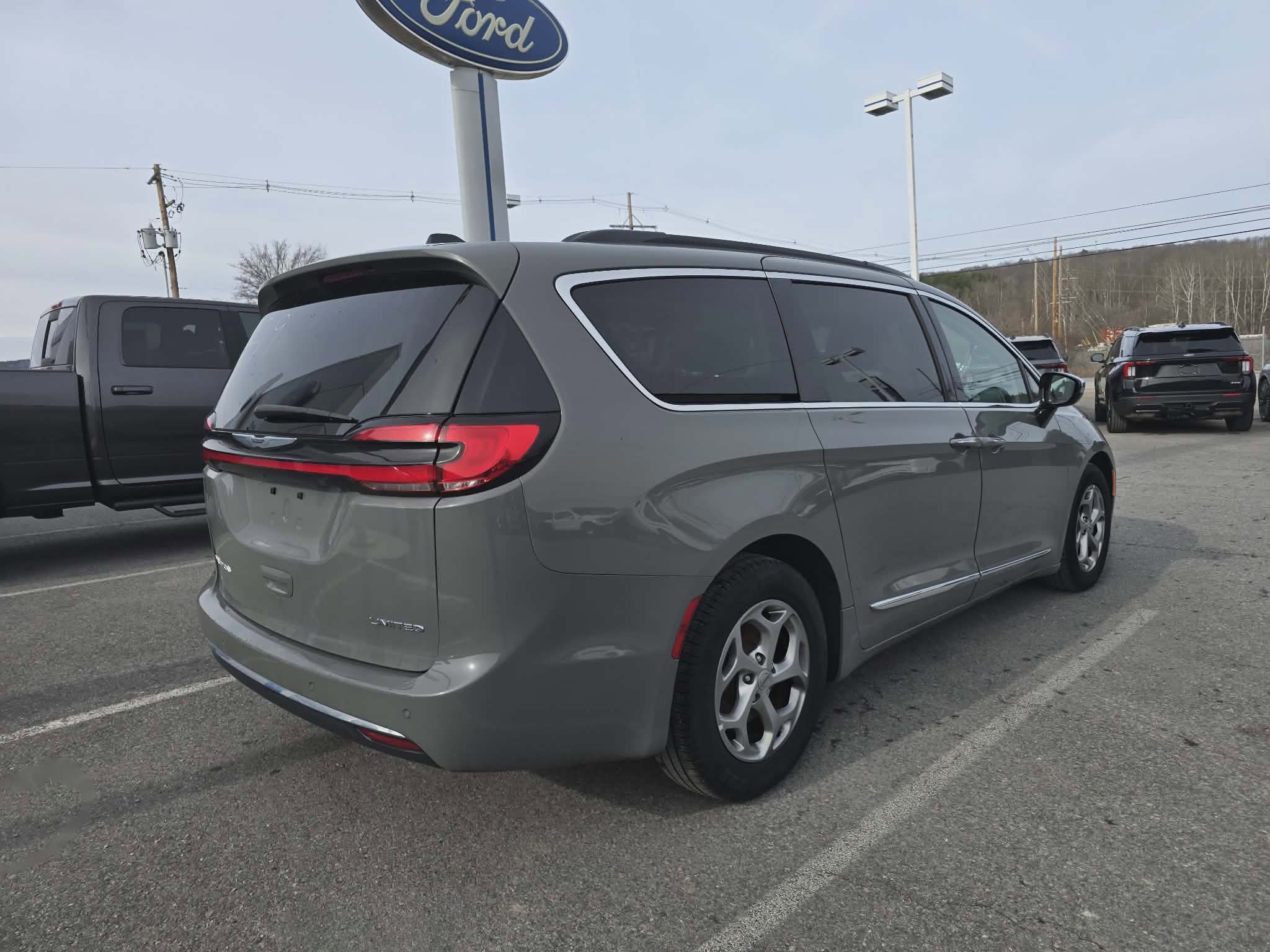 Used 2023 Chrysler Pacifica Limited FWD video 3