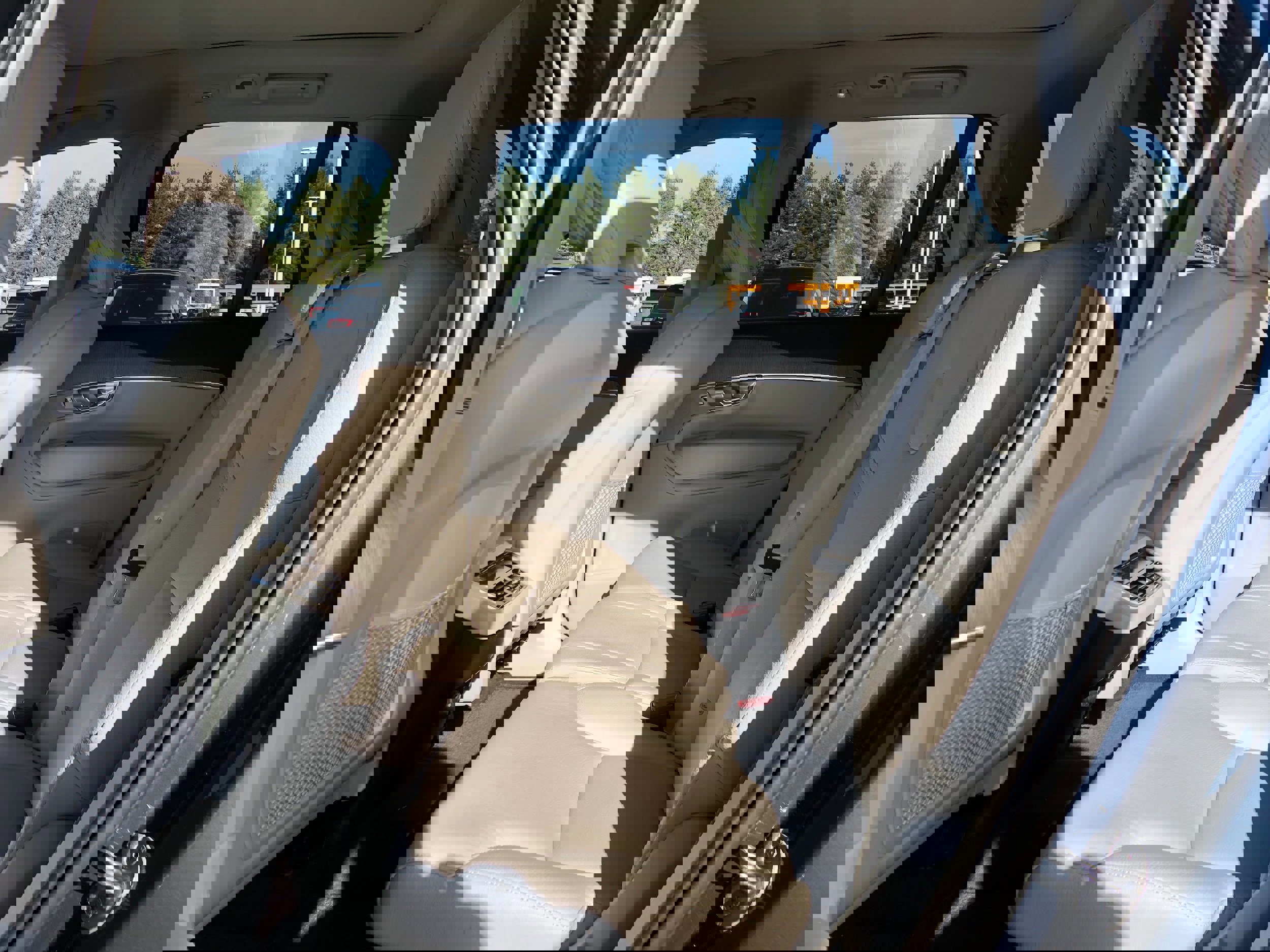 Used 2023 Volvo XC90 B6 Plus image 11