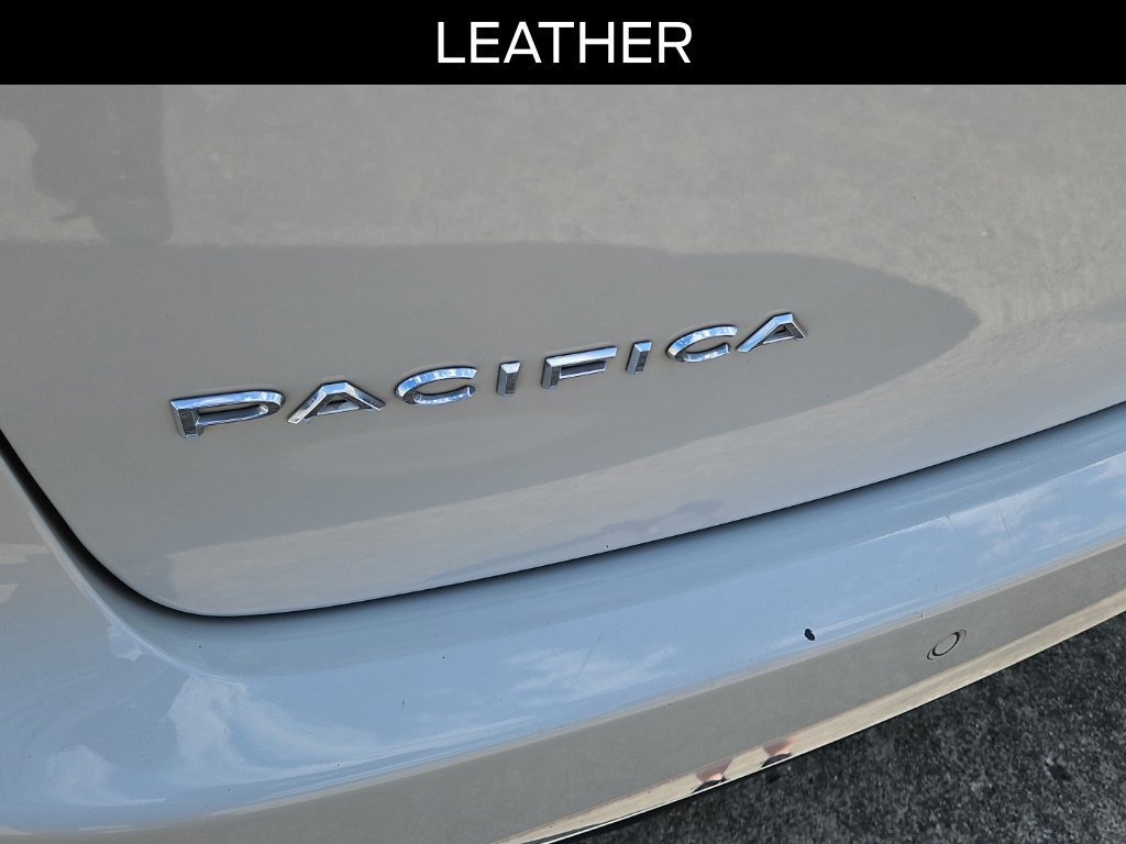 Used 2017 Chrysler Pacifica Touring-L w/ Tire & Wheel Group FWD image 10