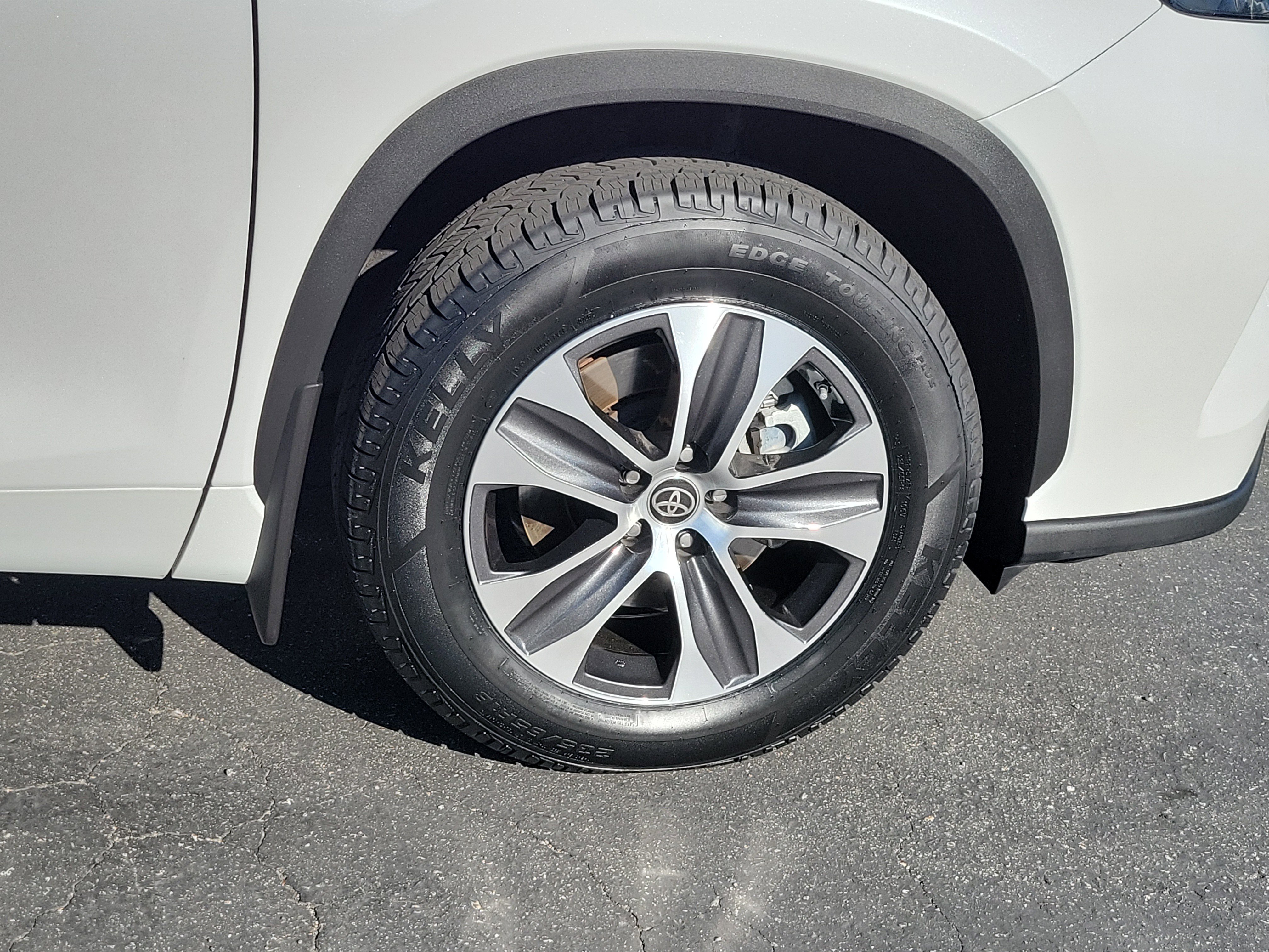 Used 2023 Toyota Highlander XLE FWD image 14