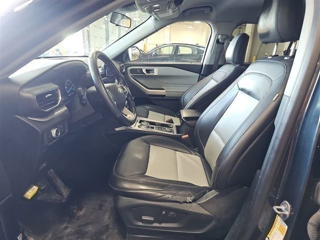 Certified 2022 Ford Explorer XLT w/ Equipment Group 202A AWD/4WD image 3