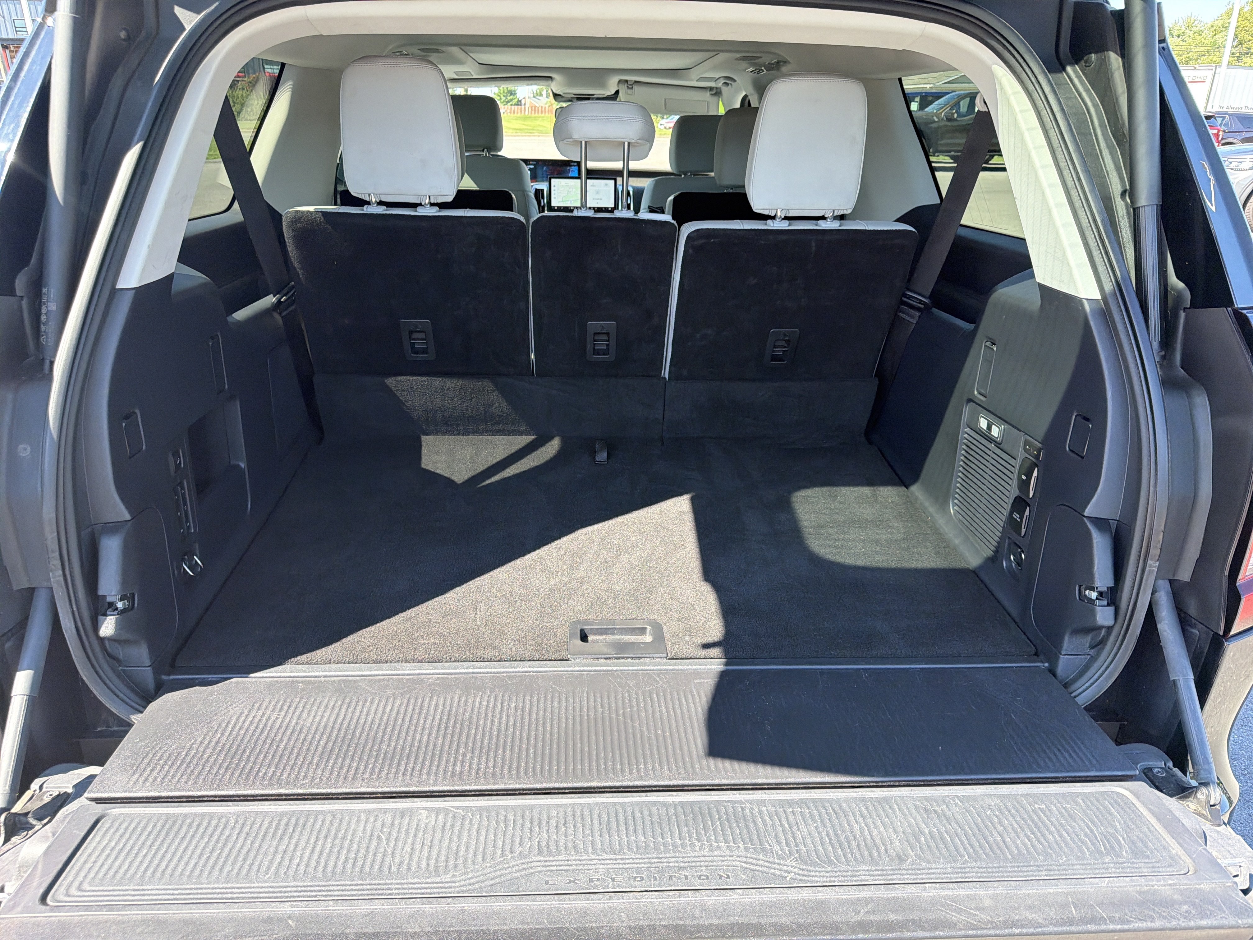 Certified 2025 Ford Expedition Max Platinum w/ Driver's Package AWD/4WD image 5
