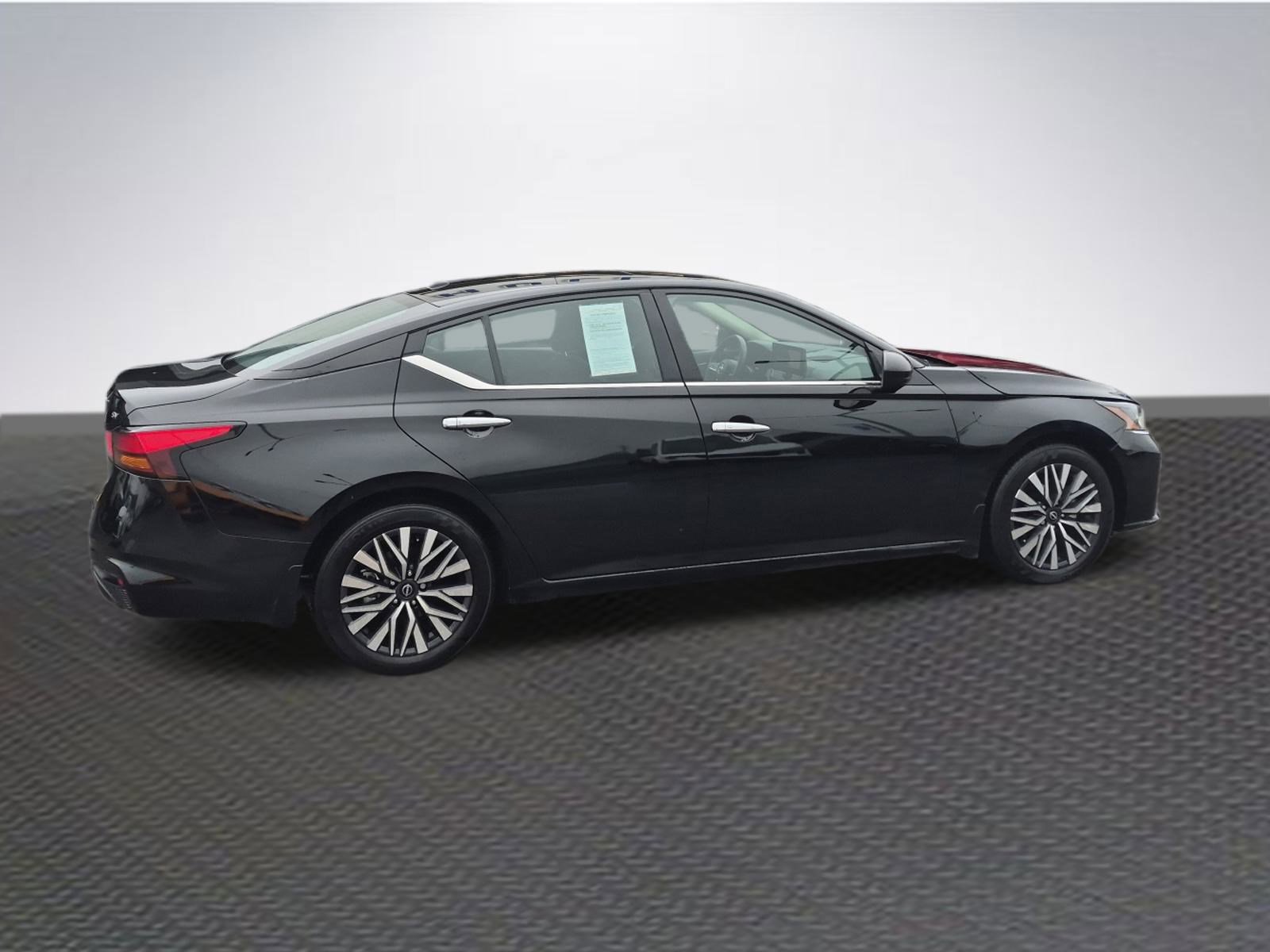 Used 2024 Nissan Altima 2.5 SV w/ SV Premium Package image 4