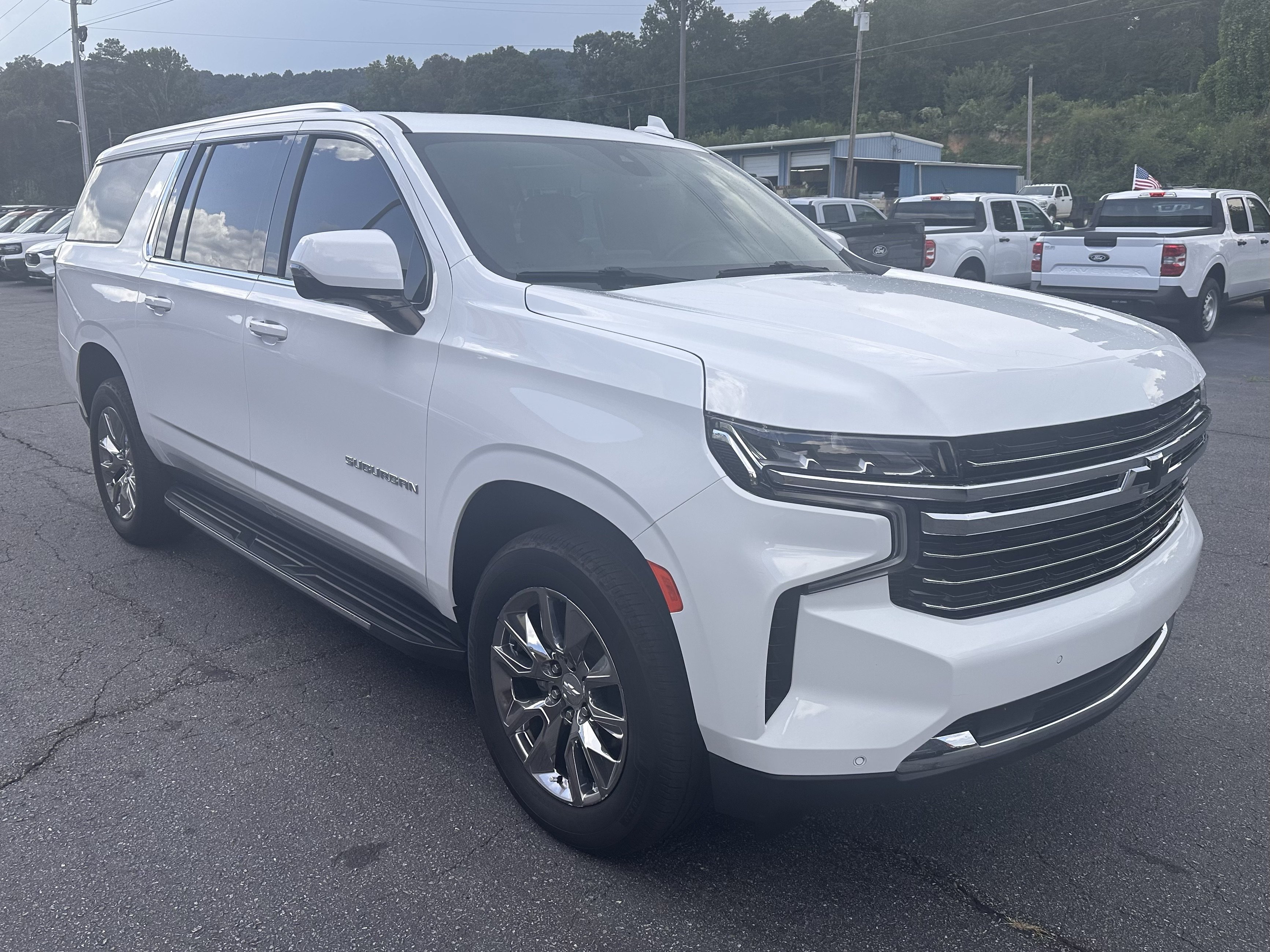 Used 2022 Chevrolet Suburban LT w/ LT Signature Package AWD/4WD image 4