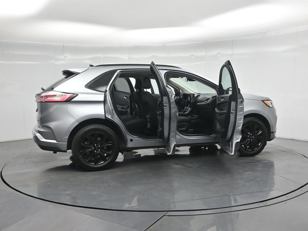 Certified 2022 Ford Edge SE w/ Black Appearance Package AWD/4WD image 4