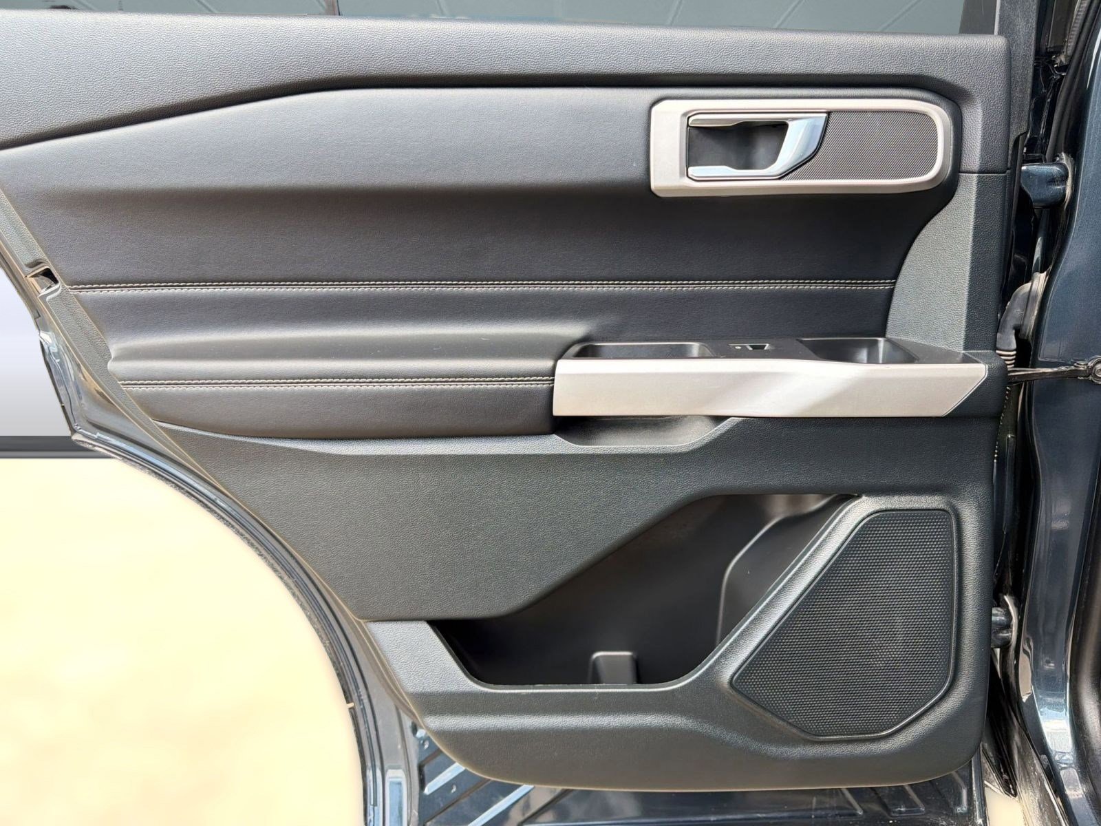 Certified 2024 Ford Explorer XLT RWD image 25