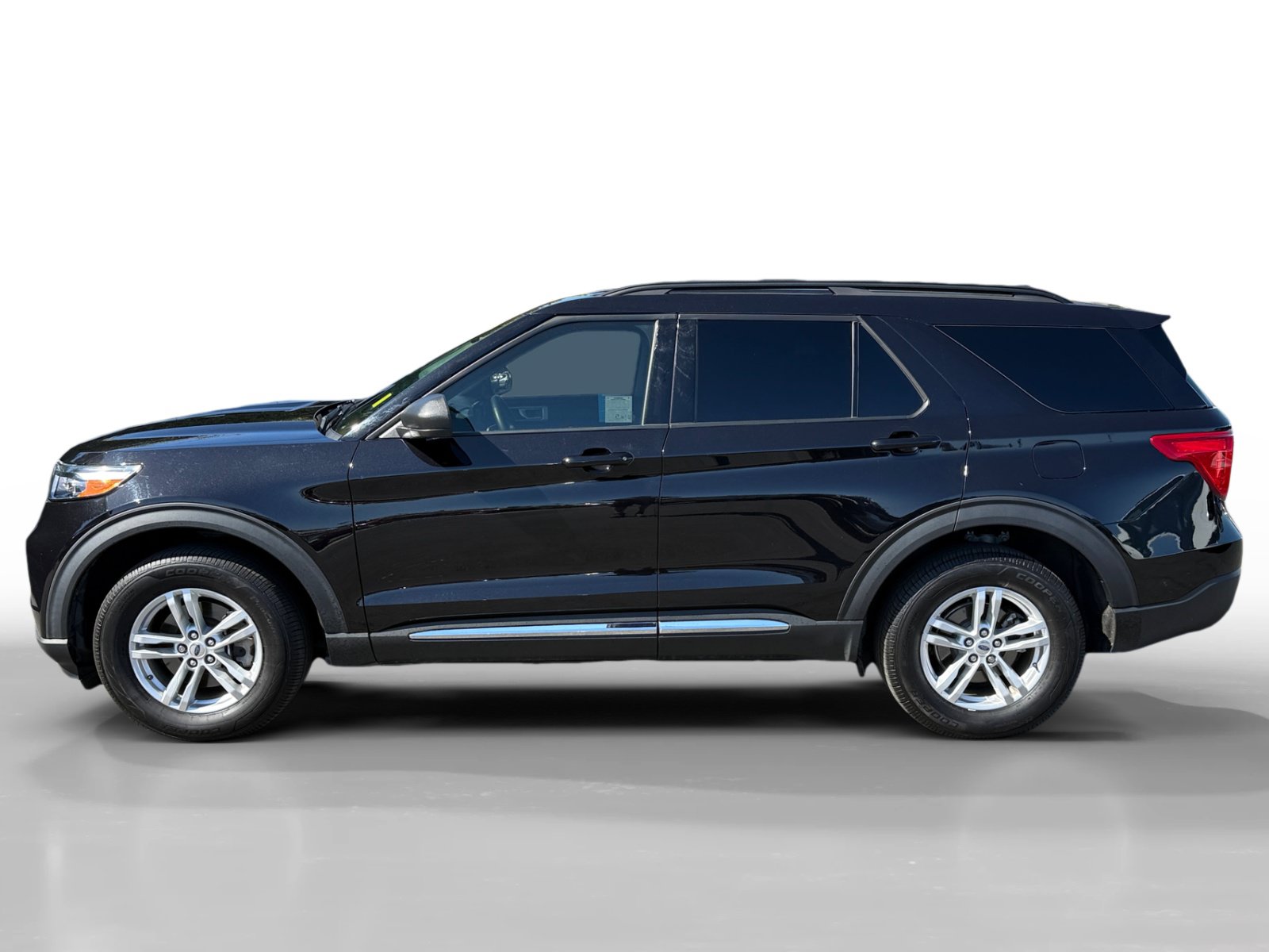 Certified 2023 Ford Explorer XLT w/ Equipment Group 202A AWD/4WD image 2