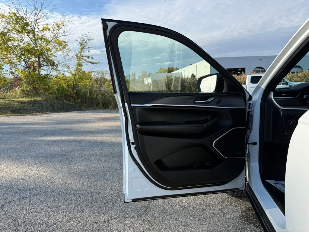 Used 2024 Jeep Grand Cherokee Limited 4xe image 30