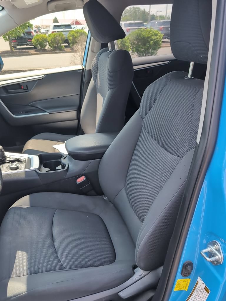 Used 2019 Toyota RAV4 LE w/ Carpet Mat Package AWD/4WD image 10