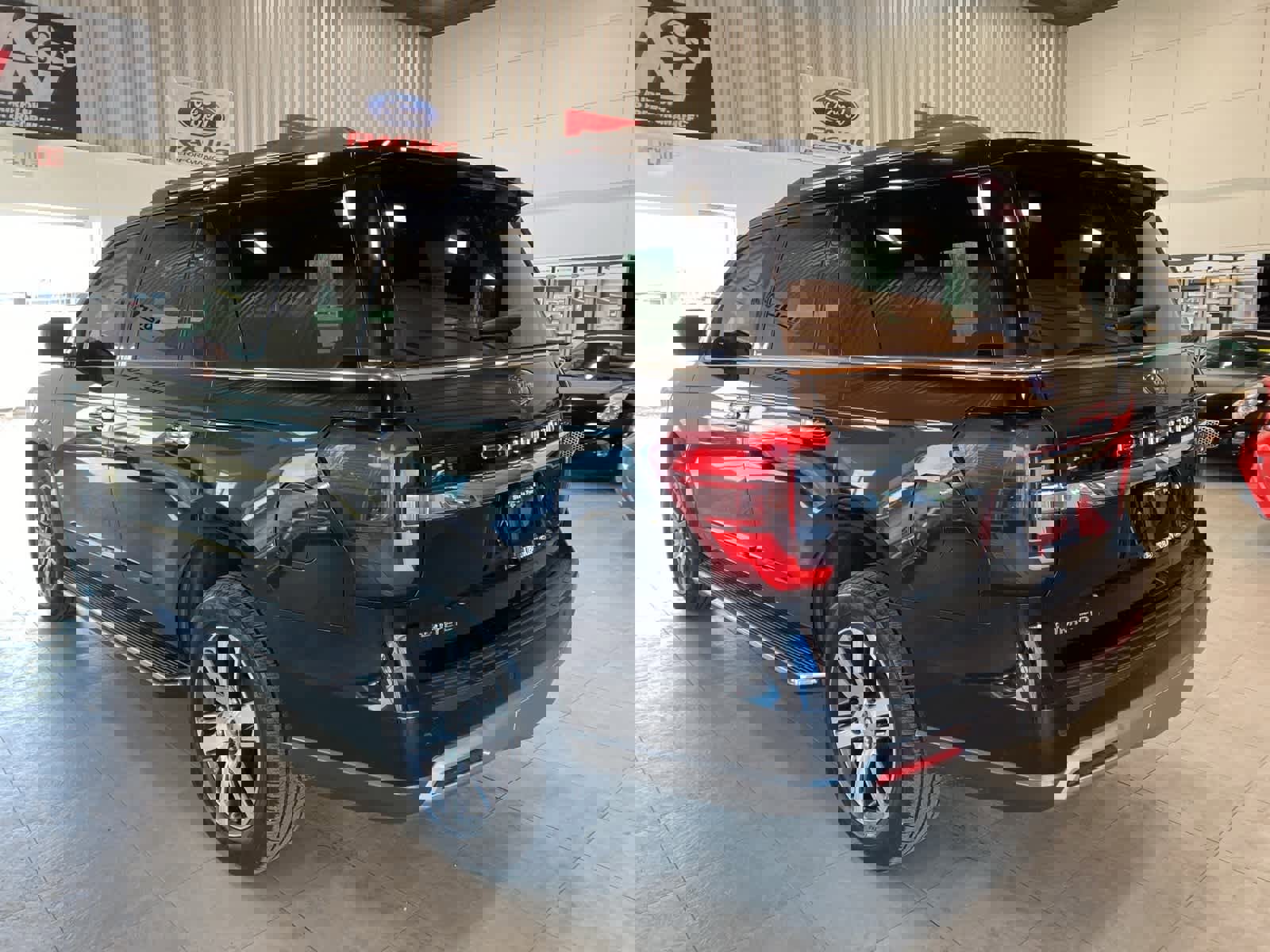 Certified 2022 Ford Expedition Limited image 3