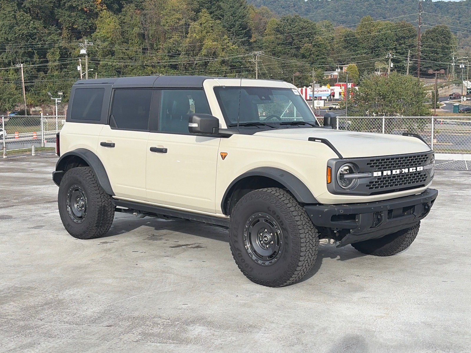 Certified 2025 Ford Bronco Badlands AWD/4WD image 1