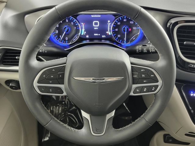Used 2024 Chrysler Pacifica Touring-L FWD image 25