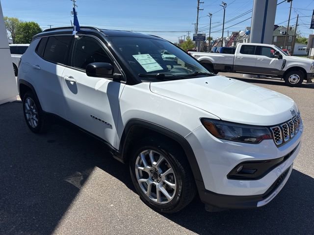 Used 2025 Jeep Compass Limited AWD/4WD image 4