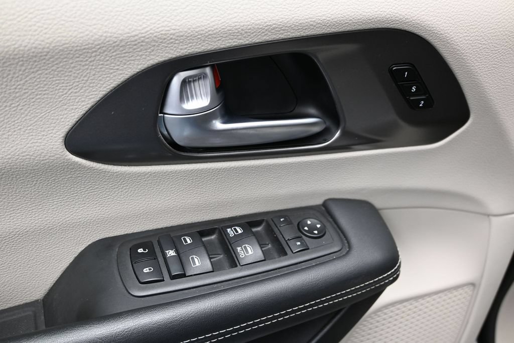 Used 2024 Chrysler Pacifica Touring-L FWD image 14
