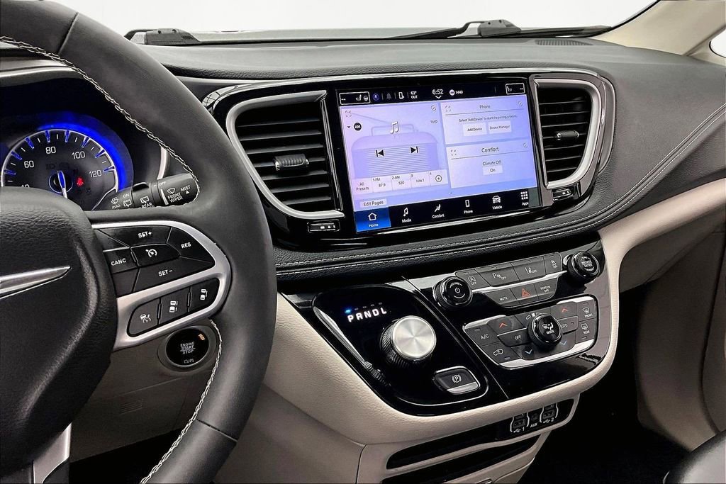 Used 2023 Chrysler Pacifica Touring-L image 8