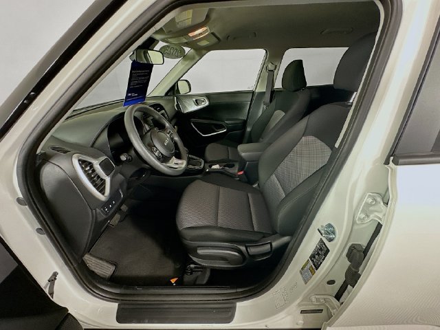 Used 2025 Kia Soul LX w/ LX Technology Package FWD image 26