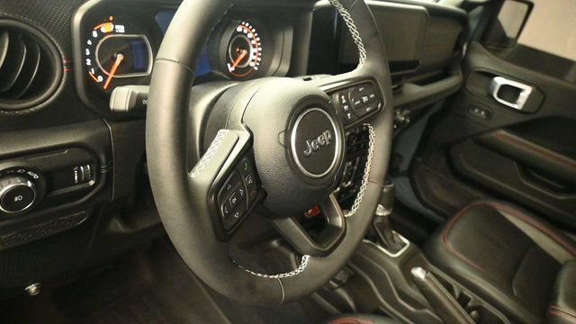Used 2025 Jeep Wrangler Unlimited Rubicon AWD/4WD image 15