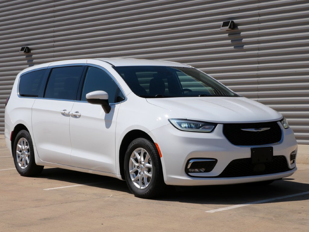 Used 2023 Chrysler Pacifica Touring