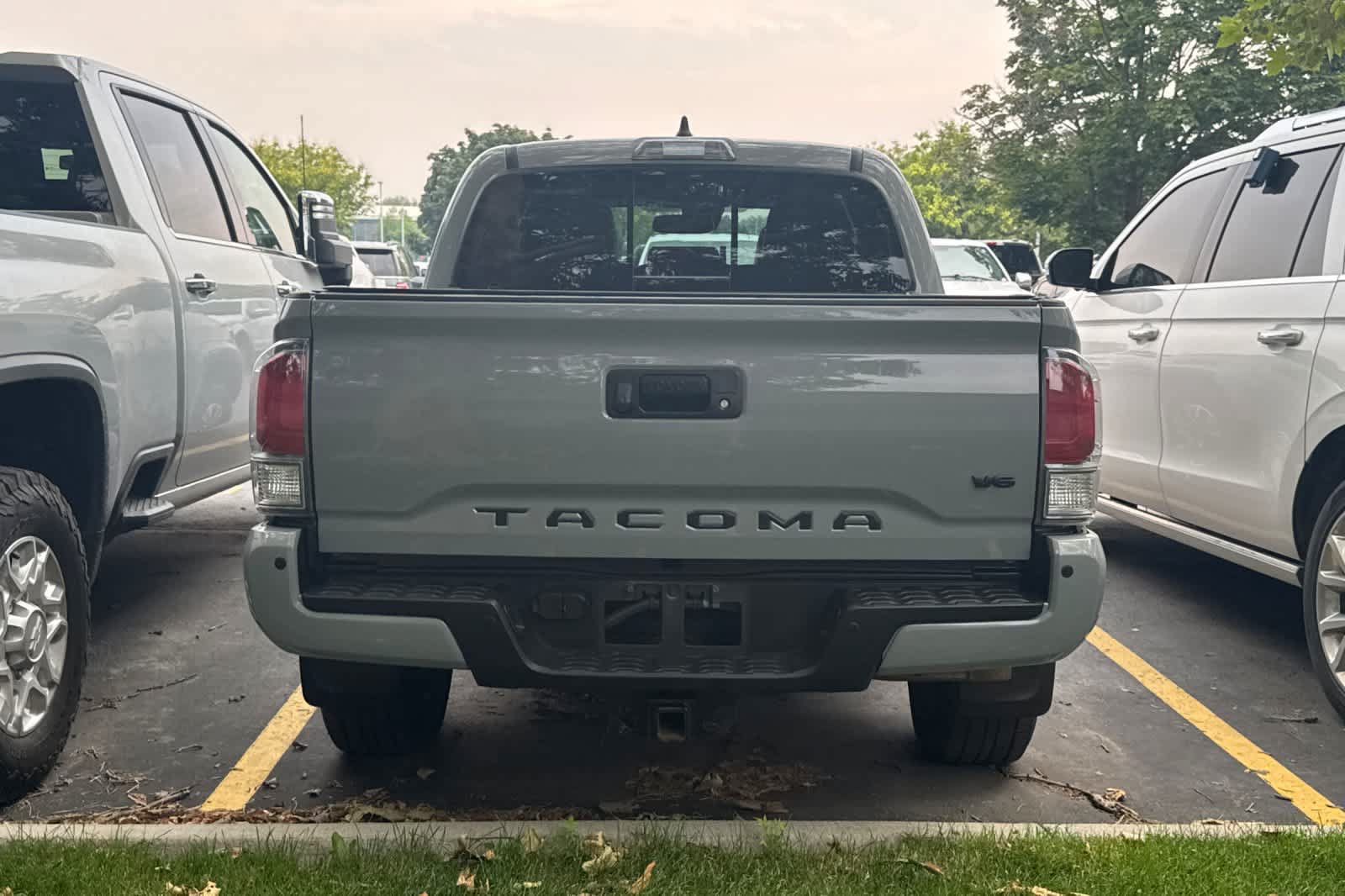 Used 2020 Toyota Tacoma TRD Sport w/ TRD Premium Sport Package AWD/4WD image 5
