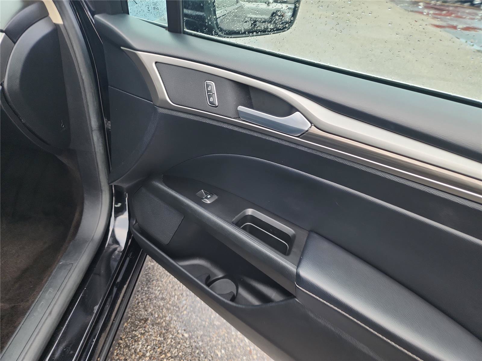 Certified 2018 Ford Fusion SE w/ Fusion SE Technology Package FWD image 18