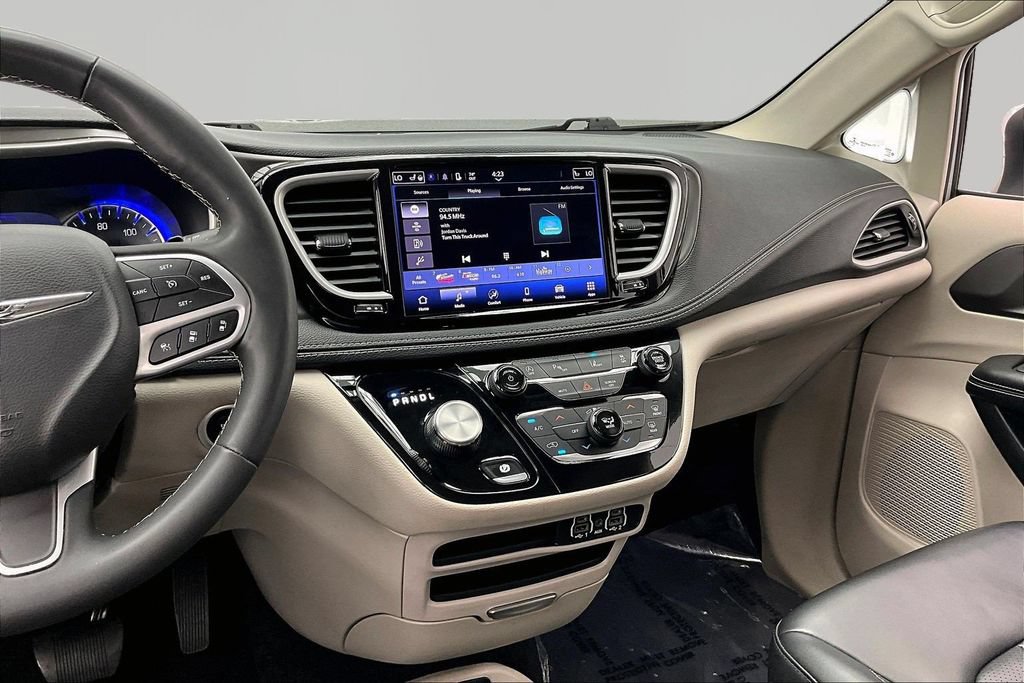 Used 2023 Chrysler Pacifica Touring-L FWD image 6