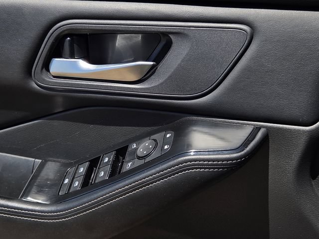 Used 2025 Nissan Rogue SV FWD image 16