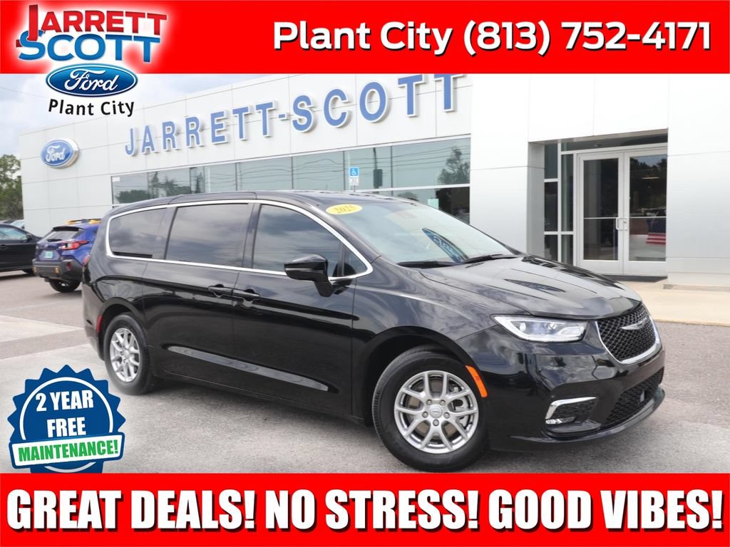 Used 2025 Chrysler Pacifica Select