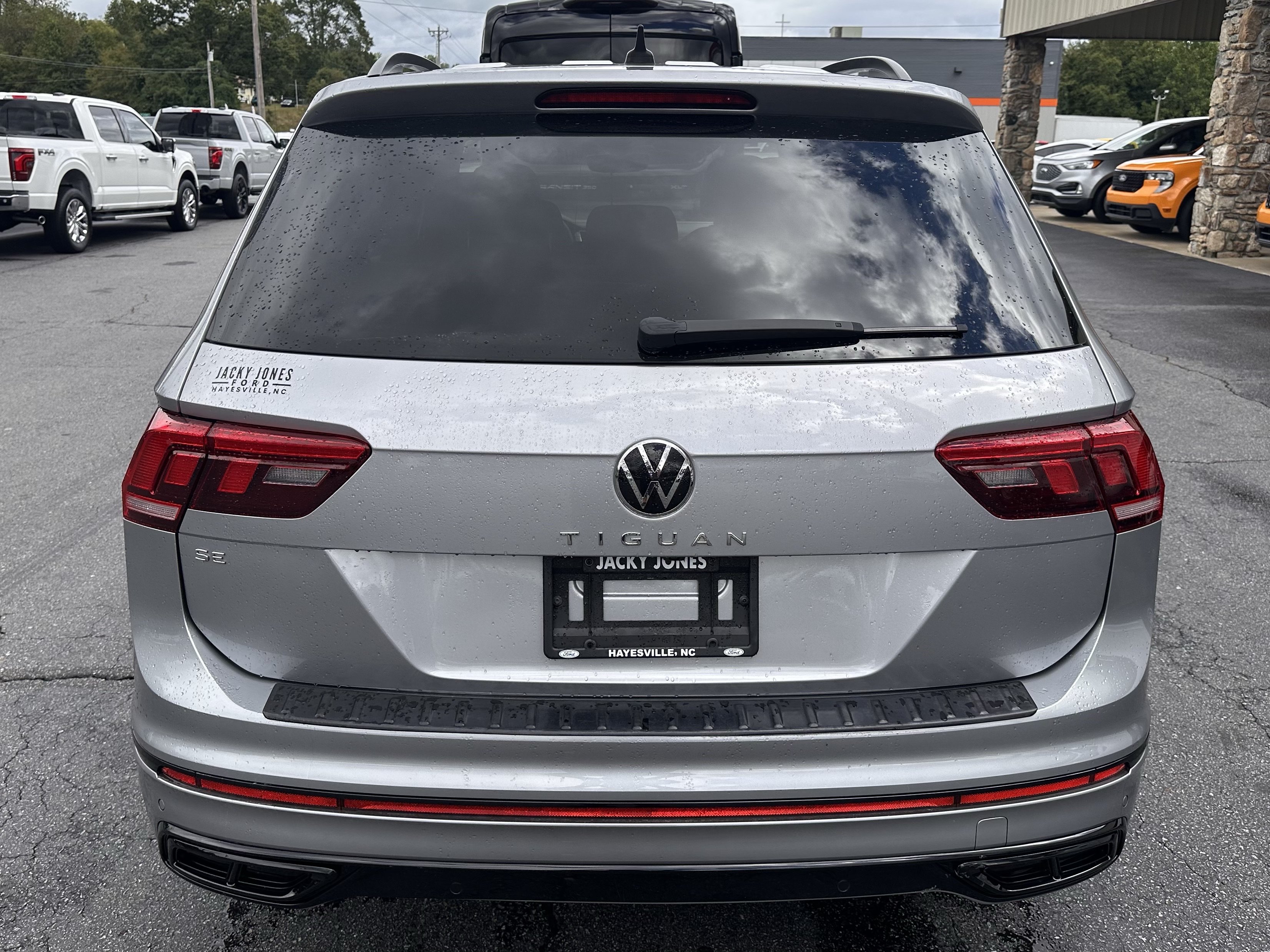 Used 2022 Volkswagen Tiguan SE R-Line FWD image 7