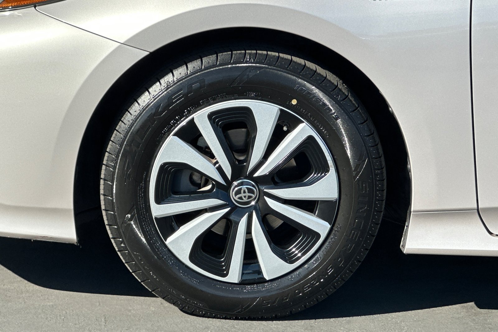 Used 2018 Toyota Prius Prime Plus FWD image 30