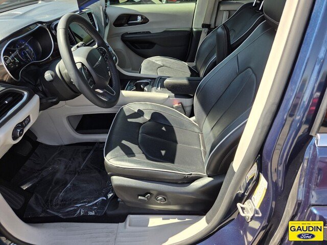 Used 2023 Chrysler Pacifica Limited w/ Uconnect Theater Family Group AWD/4WD image 11