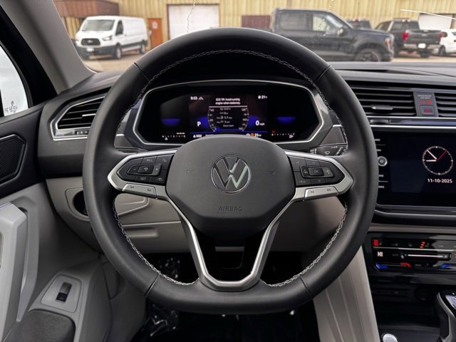 Used 2024 Volkswagen Tiguan SE w/ Panoramic Sunroof Package image 39