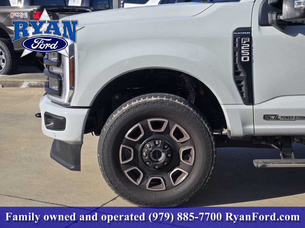 Certified 2025 Ford F250 Platinum w/ FX4 Off-Road Package AWD/4WD image 5
