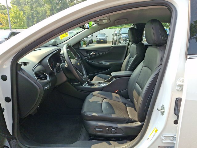 Used 2022 Chevrolet Malibu LT w/ Leather Package FWD image 3