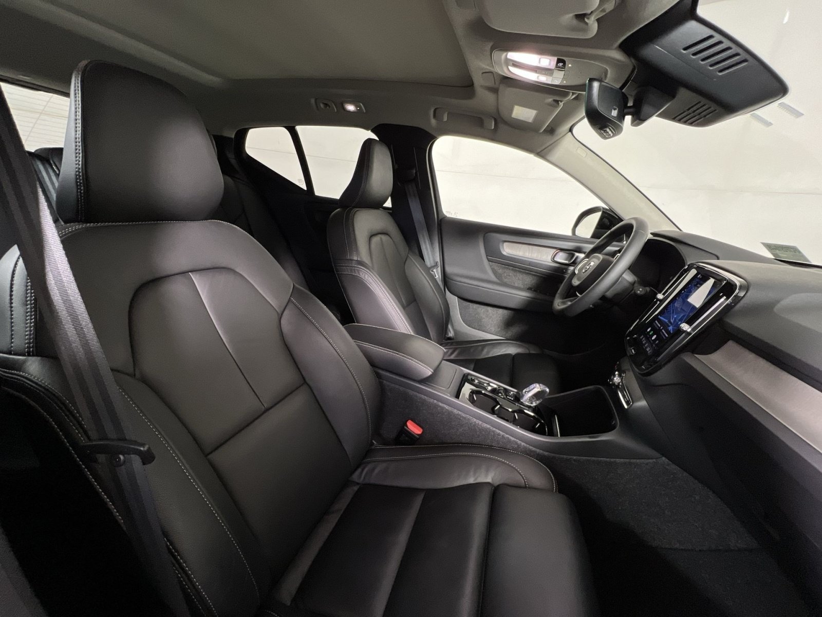 Used 2023 Volvo XC40 B4 Ultimate w/ Climate Package FWD image 27